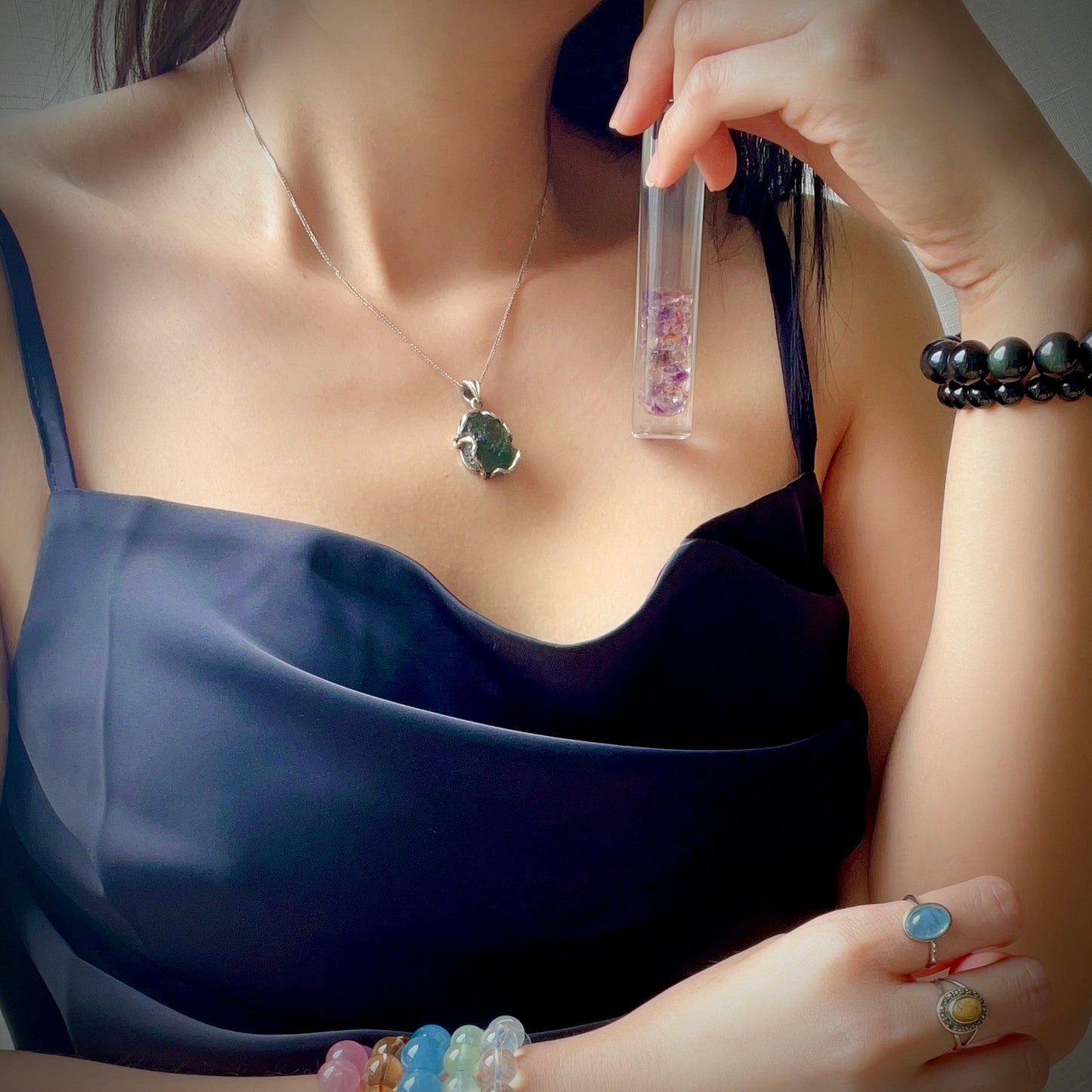 10Ml Natural Woody Essential Oil Energy Roll-On Perfume Infused With High-Frequency Super Seven Crystal Gravels